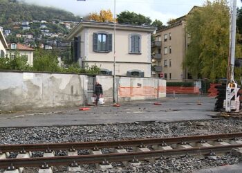 passaggio a livello chiuso stazione Como Borghi