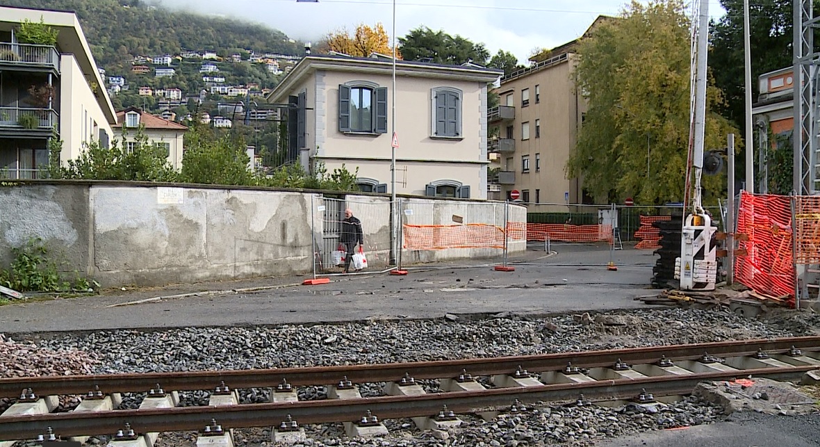 Lavori alla stazione di Como Borghi. Passaggio a livello chiuso, disagi per gli automobilisti