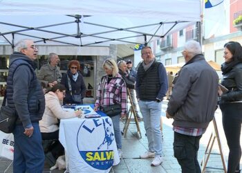 raccolta firme Lega scuole di Como