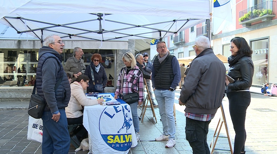 Scuole di Como, la Lega in piazza per la raccolta firme. Sabato prossimo la manifestazione bipartisan a Ponte Chiasso
