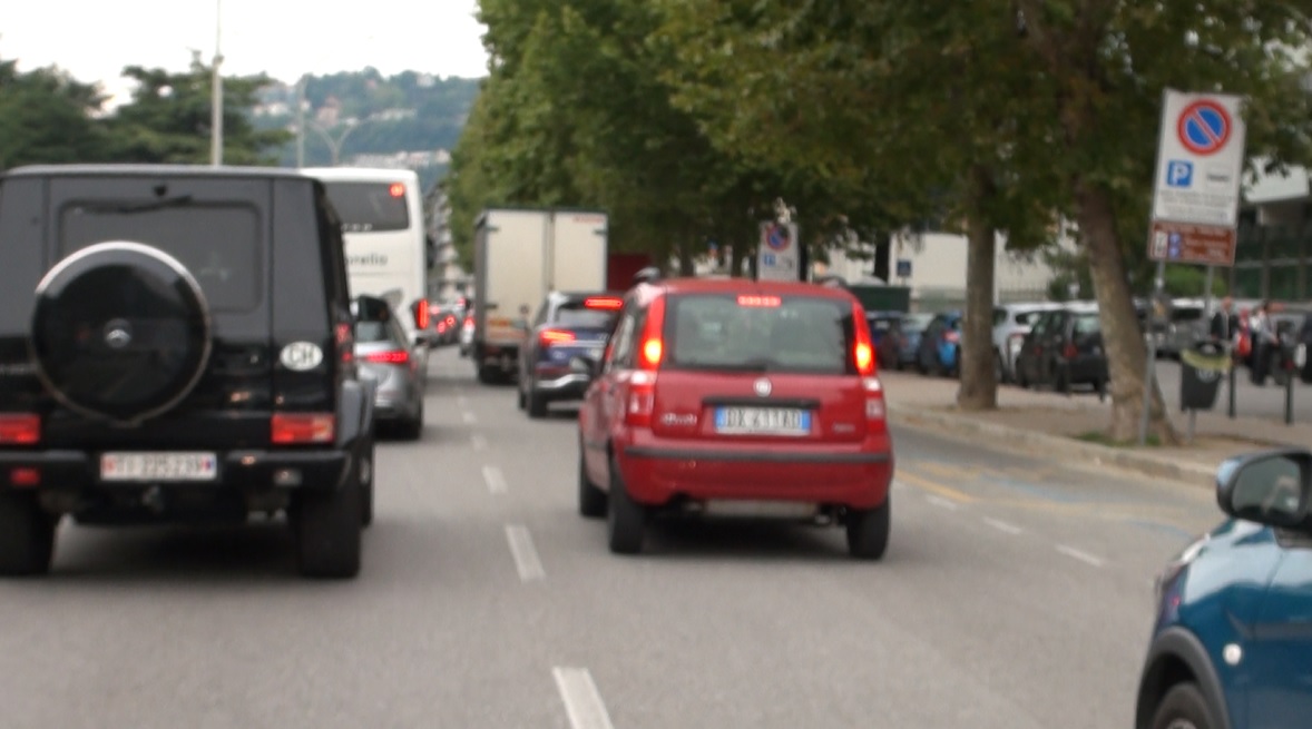 Como, sciopero e viabilità in tilt. Tutto fermo in città, lunghe colonne d’auto anche in autostrada