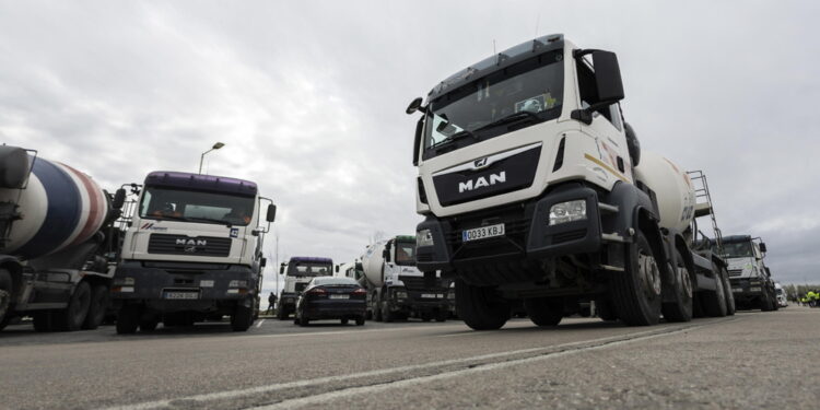 Stava trasportando del materiale in una ditta a Gessate