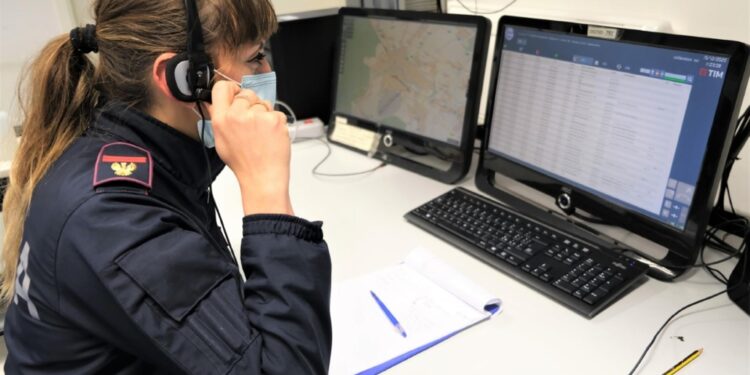 Indagini della polizia. Passante sentiva urli la notte scorsa