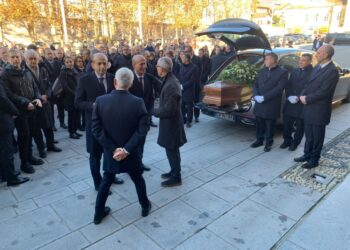 Duomo gremito di persone per il funerale