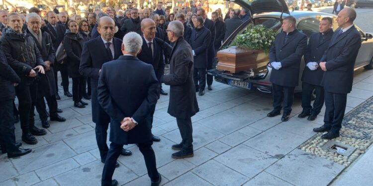 Duomo gremito di persone per il funerale