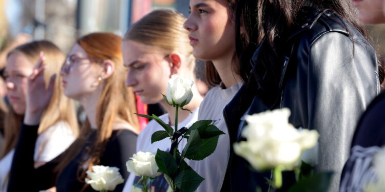 Fiori nel Danubio per le 16 vittime. 'Ma la protesta continua'