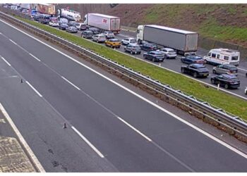 Due chilometri di coda per un tir che si è ribaltato