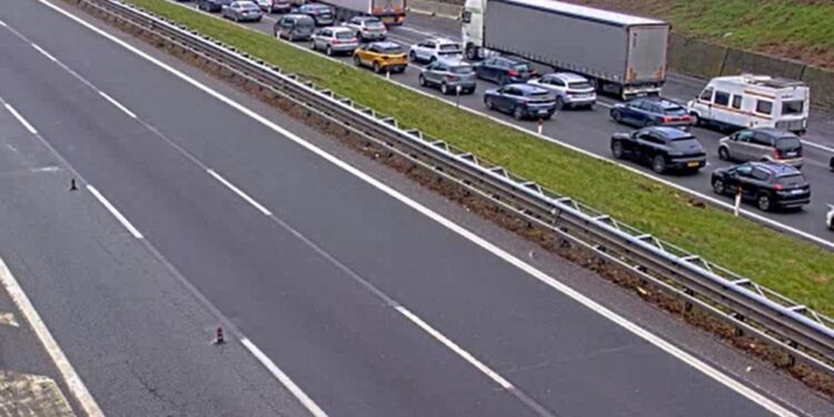 Due chilometri di coda per un tir che si è ribaltato