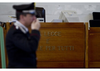 29enne finto manager voleva foto intime. Giudice 'Via da scuole'