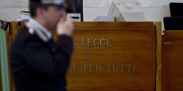 29enne finto manager voleva foto intime. Giudice 'Via da scuole'