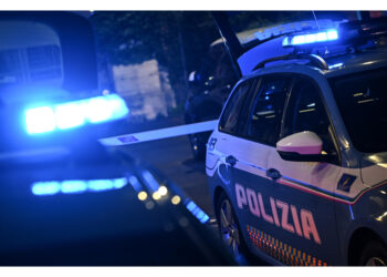 Ieri sera davanti a un minimarket della periferia