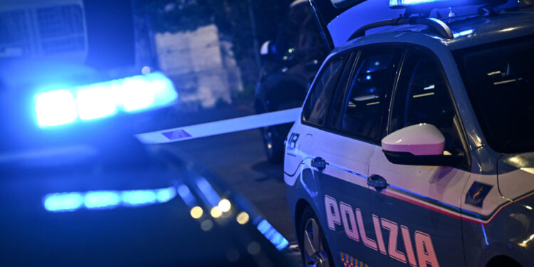 Ieri sera davanti a un minimarket della periferia