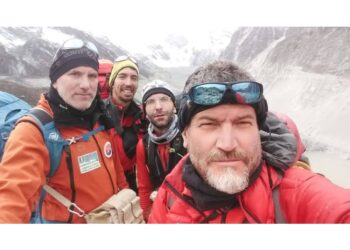 I soccorsi sono diretti del capospedizione scampato alla valanga