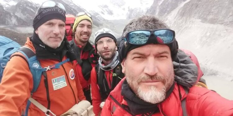 I soccorsi sono diretti del capospedizione scampato alla valanga