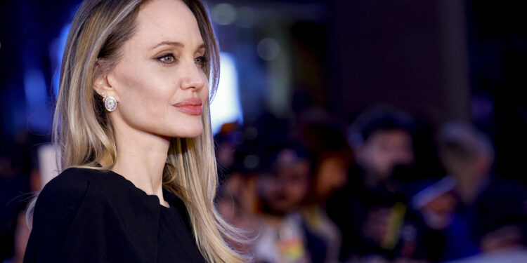 Attrice parla con medici e pazienti di una struttura pediatrica