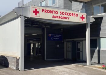 Vettura contro un muro dopo impatto con uno spartitraffico