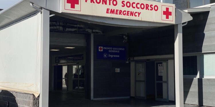 Vettura contro un muro dopo impatto con uno spartitraffico