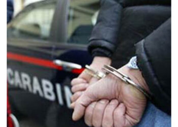 Lei si è salvata chiudendosi in auto. 'Maltrattamenti e botte'