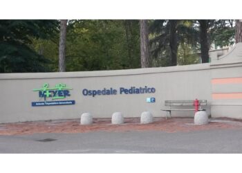 Trovato dai passanti. Padre in casa non si è accorto di nulla