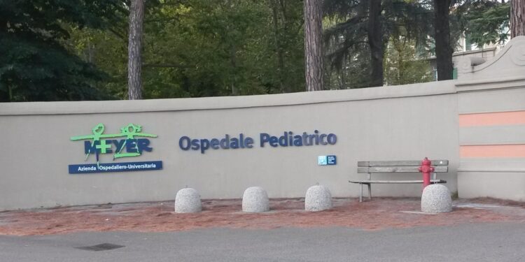 Trovato dai passanti. Padre in casa non si è accorto di nulla