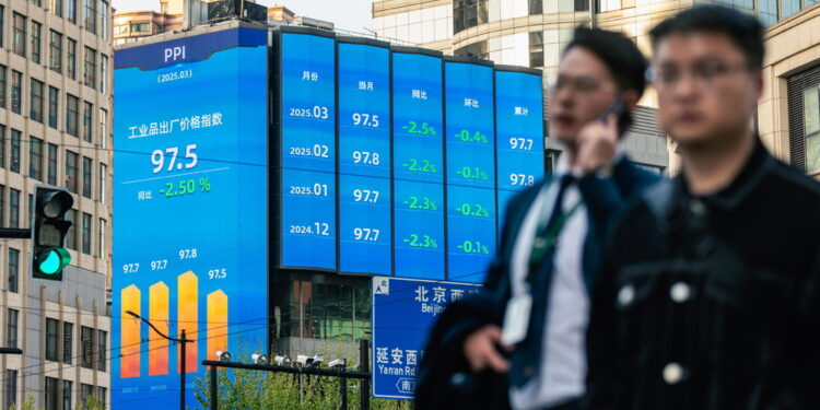 Listini cinesi positivi dopo le pesanti perdite di venerdì