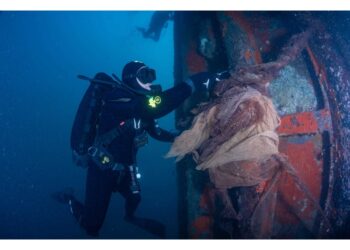 Agganciata a vecchia piattaforma petrolifera al largo di Genova