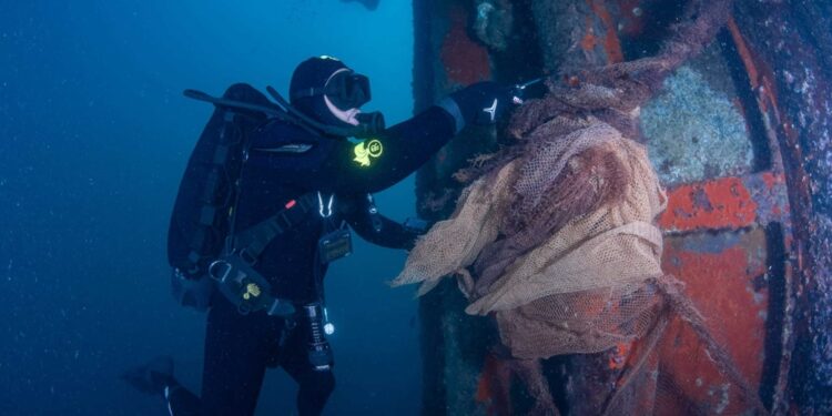 Agganciata a vecchia piattaforma petrolifera al largo di Genova