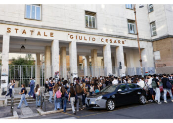 Con i nomi e cognomi di una decina di studentesse