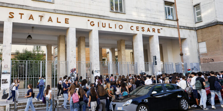 Con i nomi e cognomi di una decina di studentesse