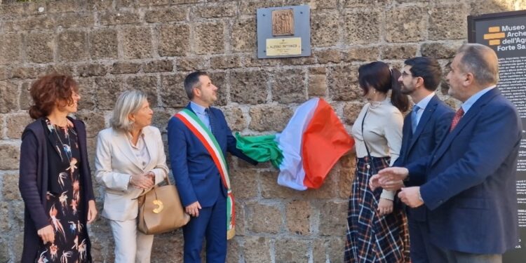 Nella sua città un largo e una targa al pittore e scultore