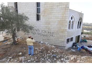 Danni all'edificio e copie del Corano bruciate