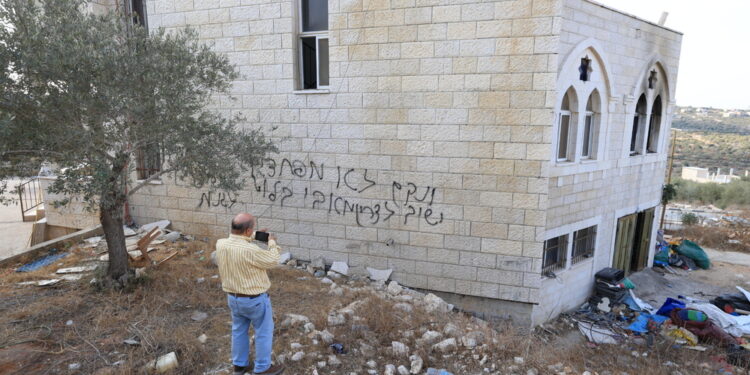 Danni all'edificio e copie del Corano bruciate