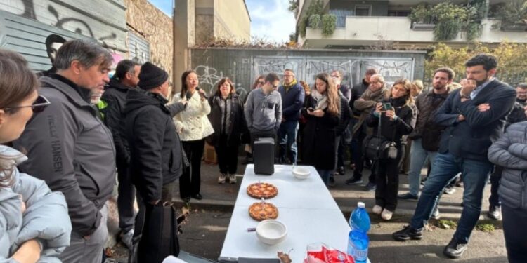 Presidio a Milano al cantiere sequestrato di via Valtellina