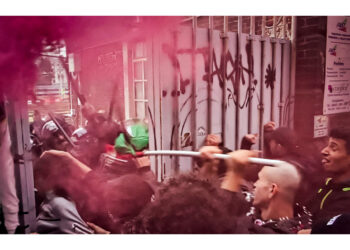 Fumogeni e petardi contro la polizia