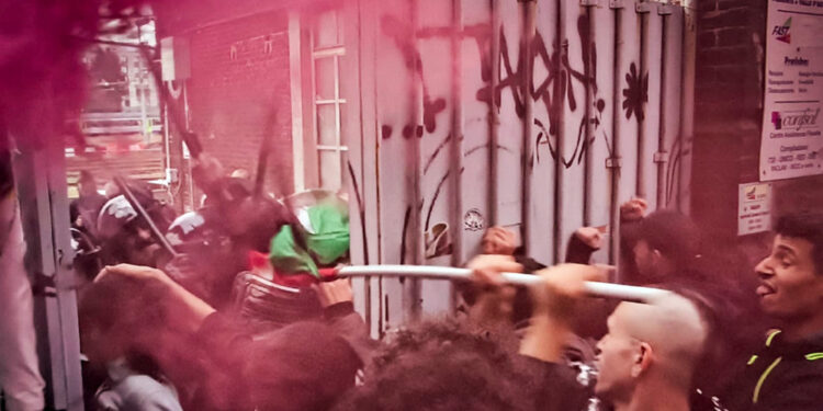 Fumogeni e petardi contro la polizia