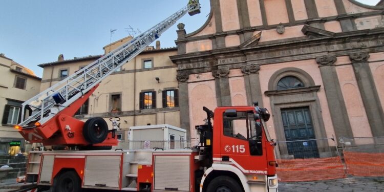 Ha ceduto parte del tetto.Pompieri hanno messo in sicurezza area