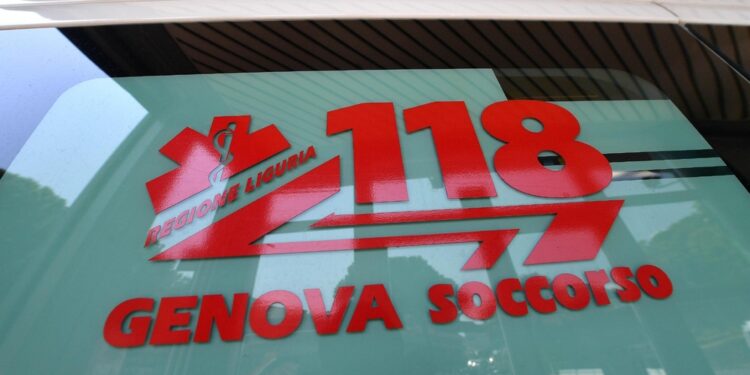 Lo scooter incastrato nel guard rail poco lontano. Indagini