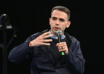 Il prete: "In questa vicenda la vera assente è la politica"