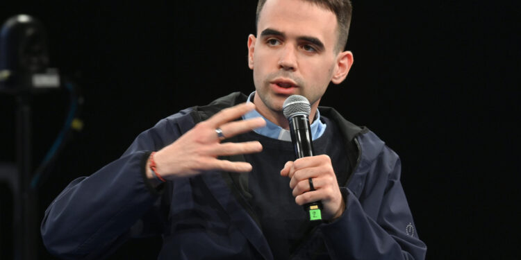 Il prete: "In questa vicenda la vera assente è la politica"