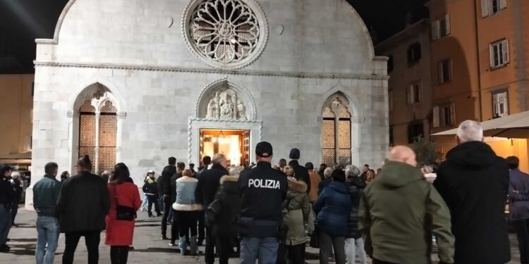 C'è anche il padre. In tanti non sono riusciti a entrare