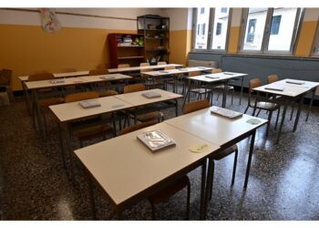 Minaccia un compagno e si fa consegnare felpa e borsello