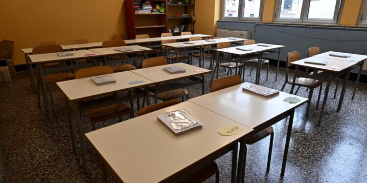 Minaccia un compagno e si fa consegnare felpa e borsello