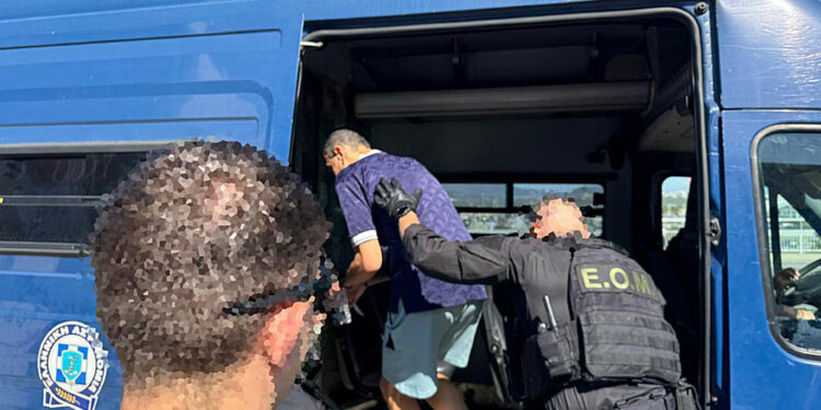 E' accusato di aver ucciso la compagna e la figlia di 14 mesi