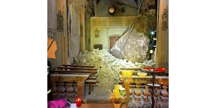 A causa delle piogge. Vigili del fuoco affidano beni al parroco