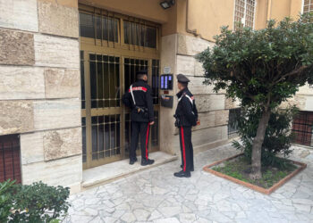 Giu' da un balcone al terzo piano durante una lite