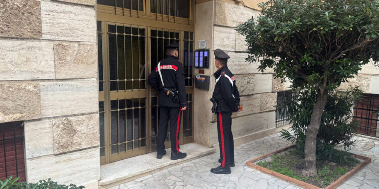 Giu' da un balcone al terzo piano durante una lite