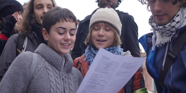 L'attivista svedese sul Ponte di Rialto con gli ambientalisti
