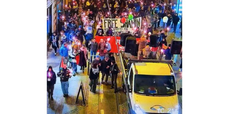 Corteo nel centro al grido di "Free free Shahin"