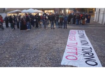 Un minuto di rumore e striscione a due anni dal femminicidio