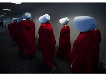 Con mantelli rossi e cuffie bianche davanti alla corte suprema